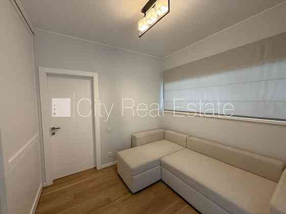 Новостройка, кирпичные стены, благоустроенная озеленённая территория, закрытая Jūrmala