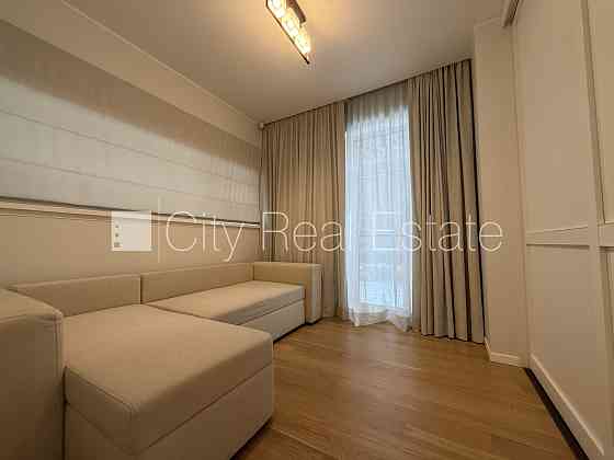 Новостройка, кирпичные стены, благоустроенная озеленённая территория, закрытая Jūrmala