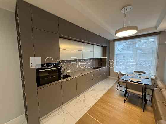 Новостройка, кирпичные стены, благоустроенная озеленённая территория, закрытая Jūrmala