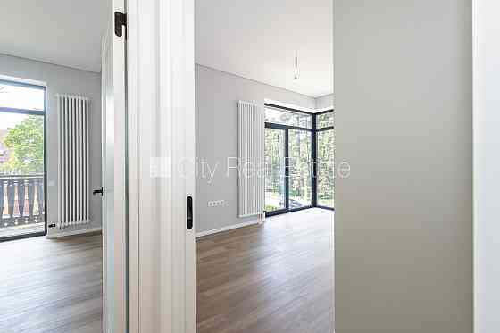 Новостройка, благоустроенная озеленённая территория, подъездная дорога покрыта Jūrmala