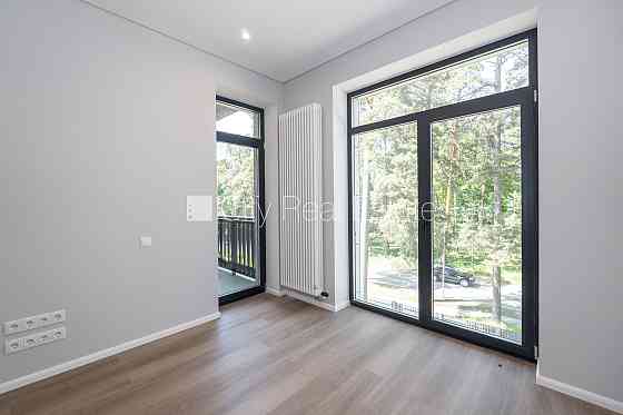 Новостройка, благоустроенная озеленённая территория, подъездная дорога покрыта Jūrmala