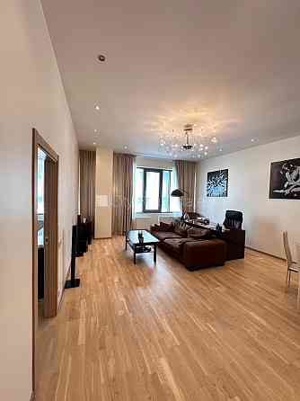 Фасадный дом, реновированный дом, вход с улицы, лифт, лестничная клетка после Рига