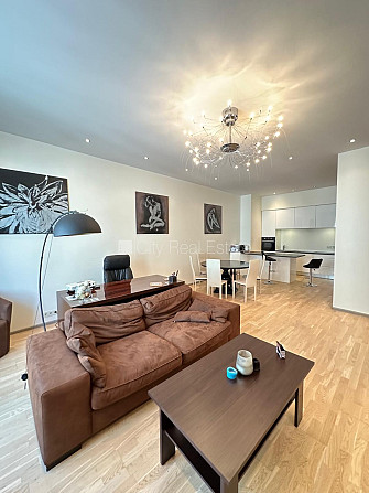 Фасадный дом, реновированный дом, вход с улицы, лифт, лестничная клетка после Рига - изображение 1