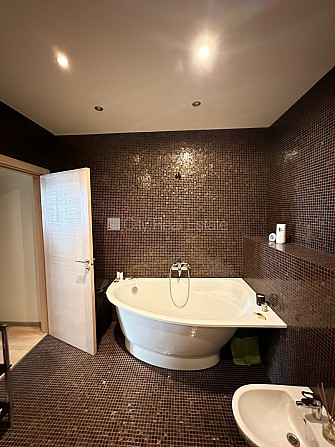 Фасадный дом, реновированный дом, вход с улицы, лифт, лестничная клетка после Рига - изображение 16