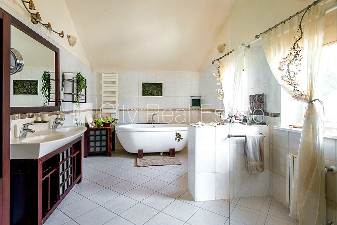 Privātmāja, labiekārtots apzaļumots pagalms, iežogota teritorija ar metāla sētu, teritorijas Jūrmala - foto 17