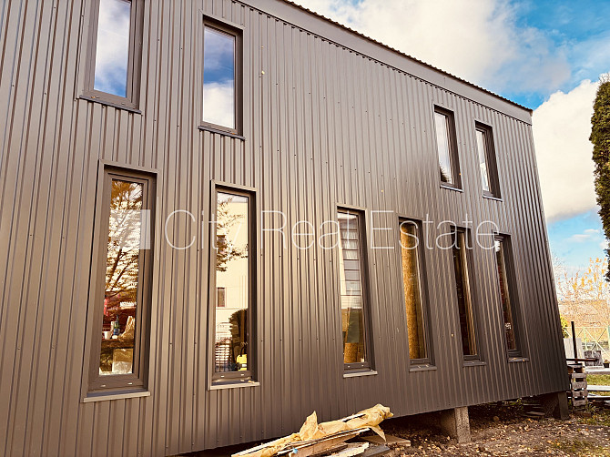 Privātmāja, labiekārtots apzaļumots pagalms, iežogota teritorija ar metāla sētu, bezmaksas Rīga - foto 4