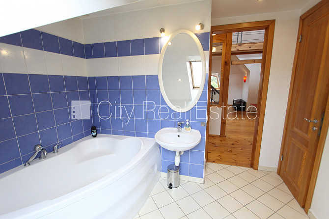 Фасадный дом, вход с улицы, мансарда, сауна, смежно-изолированные комнаты, высокие Рига - изображение 19