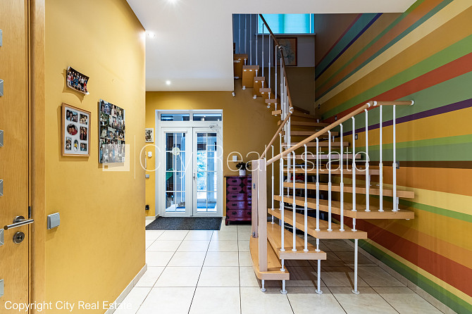 Благоустроенный озеленённый двор, территория обнесена забором, гараж на одну Юрмала - изображение 15