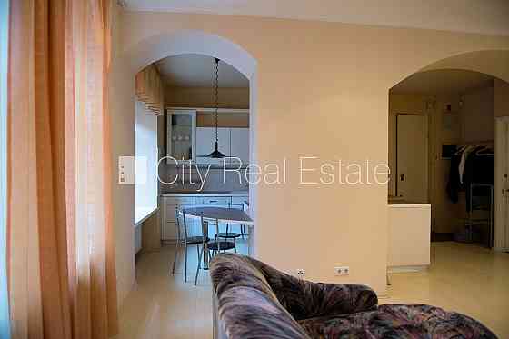 Фасадный дом, реновированный дом, подъездная дорога покрыта брущаткoй, лифт, Рига