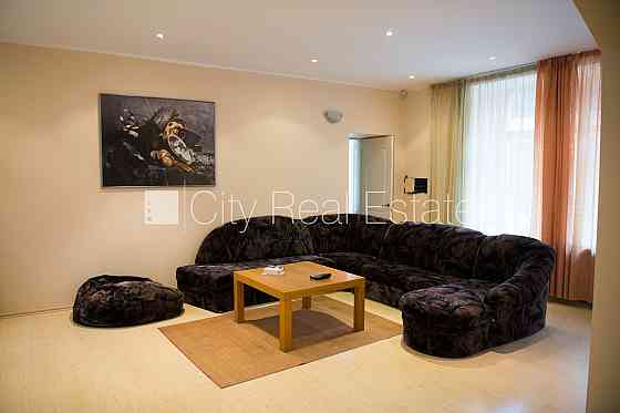 Фасадный дом, реновированный дом, подъездная дорога покрыта брущаткoй, лифт, Рига