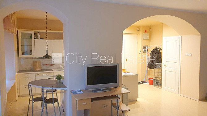 Фасадный дом, реновированный дом, подъездная дорога покрыта брущаткoй, лифт, Рига - изображение 5