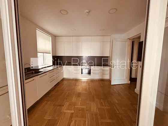 Реновированный дом, место для машины, объект охраняет физическая охрана, Рига