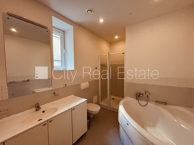 Реновированный дом, место для машины, объект охраняет физическая охрана, Рига - изображение 12