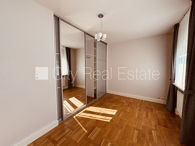 Реновированный дом, место для машины, объект охраняет физическая охрана, Рига - изображение 9