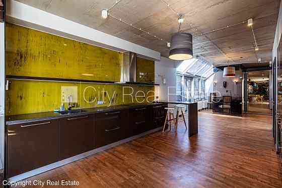 Фасадный дом, реновированный дом, поменянное покрытие крыши, фасад с Рига