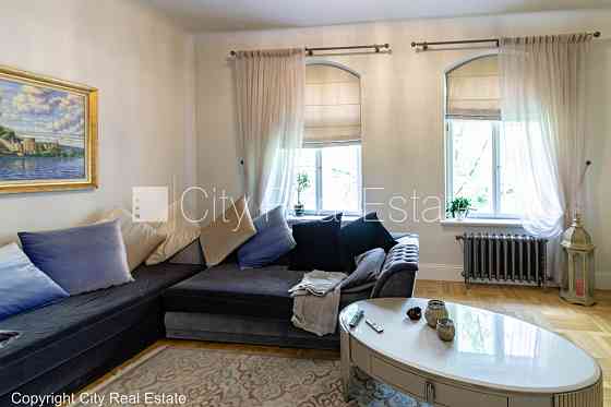 Фасадный дом, реновированный дом, кирпичные стены, вход с улицы и со двора, Рига