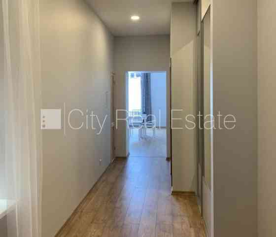 Реновированный дом, лифт, балкон, одна изолированная комната, студио, кухня Рига