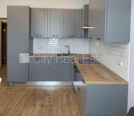 Реновированный дом, лифт, балкон, одна изолированная комната, студио, кухня Рига