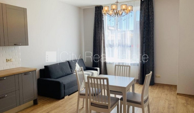 Реновированный дом, лифт, балкон, одна изолированная комната, студио, кухня Рига - изображение 1