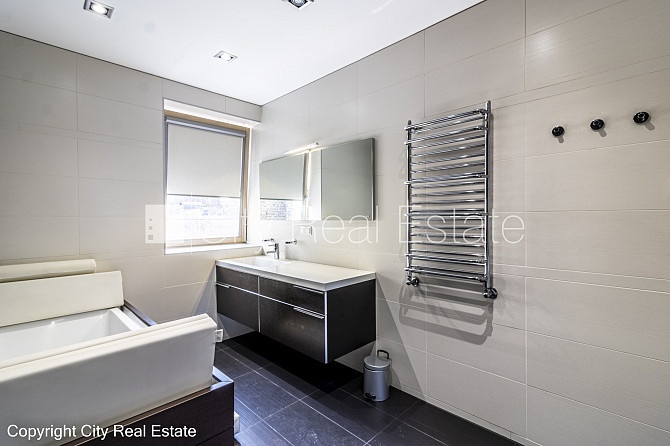 Фасадный дом, закрытый двор, гараж на одну машину, места для нескольких машин, Рига - изображение 10