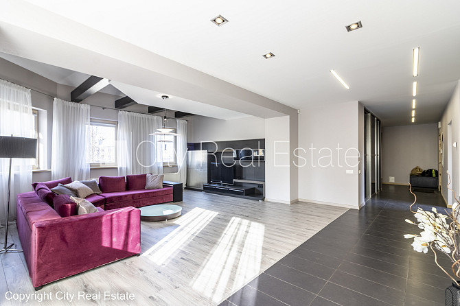 Фасадный дом, закрытый двор, гараж на одну машину, места для нескольких машин, Рига - изображение 1