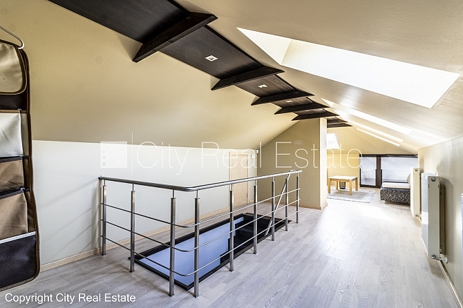 Фасадный дом, закрытый двор, гараж на одну машину, места для нескольких машин, Рига - изображение 14