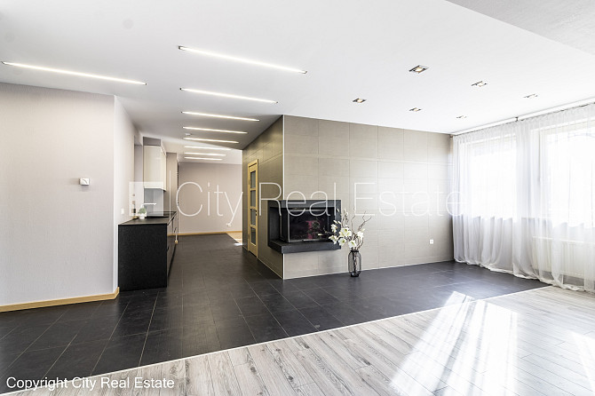 Фасадный дом, закрытый двор, гараж на одну машину, места для нескольких машин, Рига - изображение 3