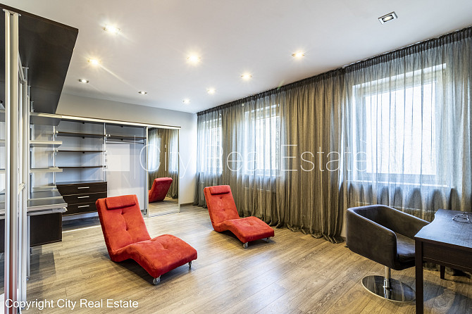 Фасадный дом, закрытый двор, гараж на одну машину, места для нескольких машин, Рига - изображение 11