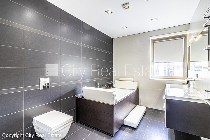 Фасадный дом, закрытый двор, гараж на одну машину, места для нескольких машин, Рига - изображение 9