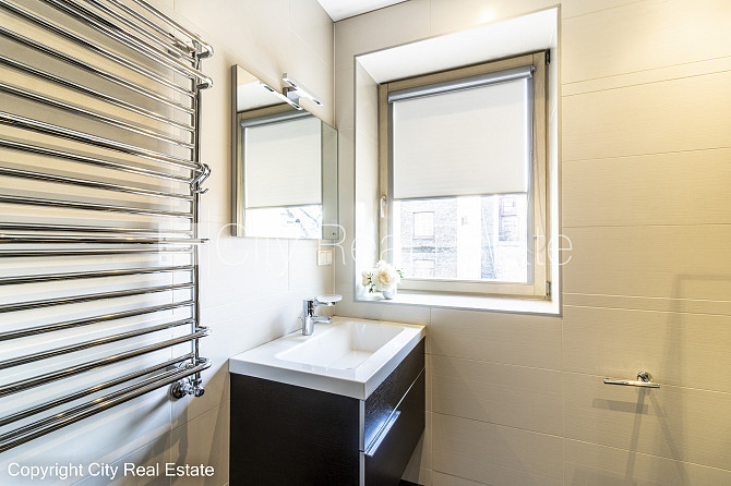 Фасадный дом, закрытый двор, гараж на одну машину, места для нескольких машин, Рига - изображение 20