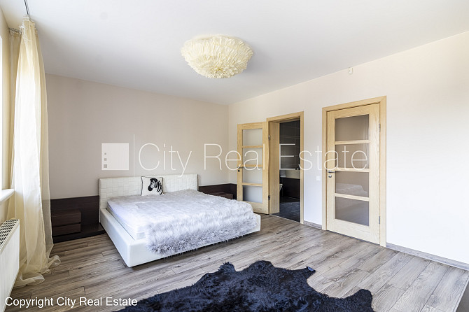 Фасадный дом, закрытый двор, гараж на одну машину, места для нескольких машин, Рига - изображение 8