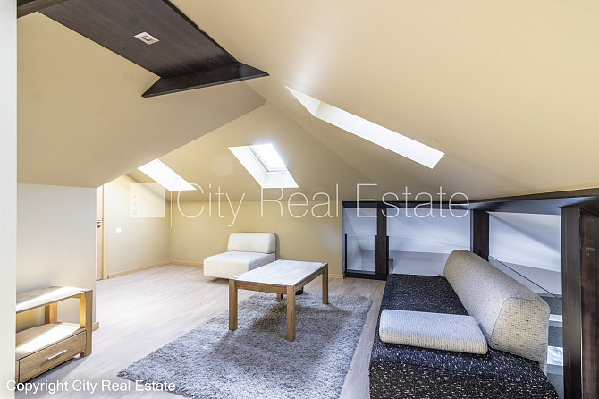 Фасадный дом, закрытый двор, гараж на одну машину, места для нескольких машин, Рига - изображение 15