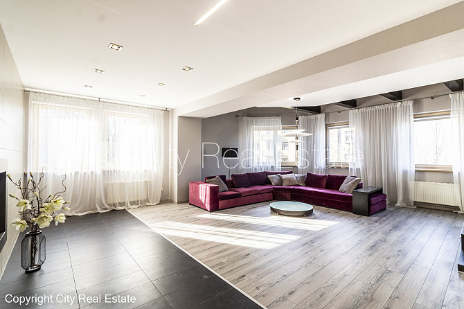 Фасадный дом, закрытый двор, гараж на одну машину, места для нескольких машин, Рига - изображение 2