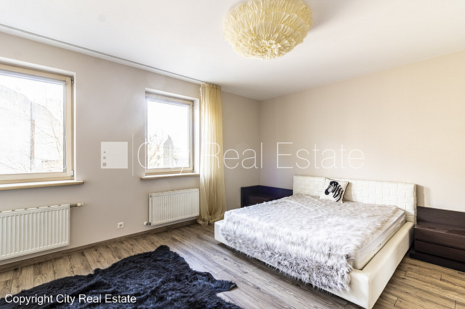 Фасадный дом, закрытый двор, гараж на одну машину, места для нескольких машин, Рига - изображение 7