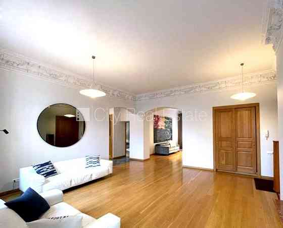 Фасадный дом, реновированный дом, благоустроенная озеленённая территория, Рига