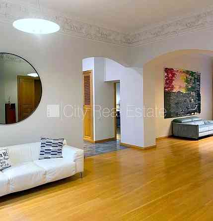 Фасадный дом, реновированный дом, благоустроенная озеленённая территория, Рига