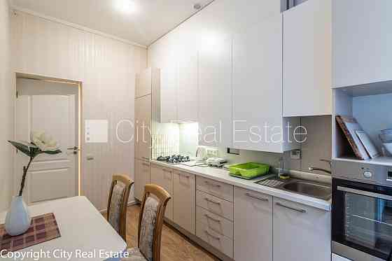 Фасадный дом, вход с улицы, окна выходят в обе стороны дома, количество спален 4 Рига