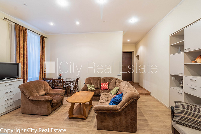 Фасадный дом, вход с улицы, окна выходят в обе стороны дома, количество спален 4 Рига - изображение 1