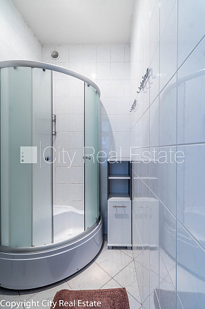 Фасадный дом, вход с улицы, окна выходят в обе стороны дома, количество спален 4 Рига - изображение 14