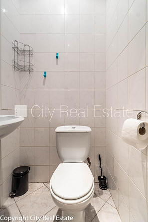 Фасадный дом, вход с улицы, окна выходят в обе стороны дома, количество спален 4 Рига - изображение 15