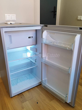 Фасадный дом, возможность аренды парковки, вход с улицы, лестничная клетка после Рига - изображение 5