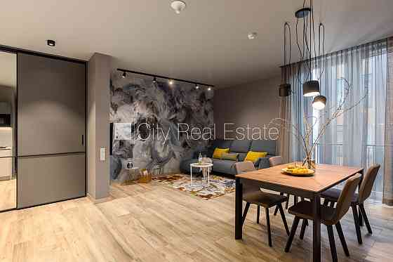 Новостройка, фасадный дом, зеленая территория, подземная стоянка, вход с улицы, Юрмала