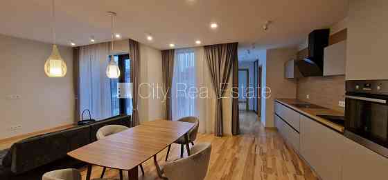 Здание во дворе, реновированный дом, благоустроенный озеленённый двор, Рига