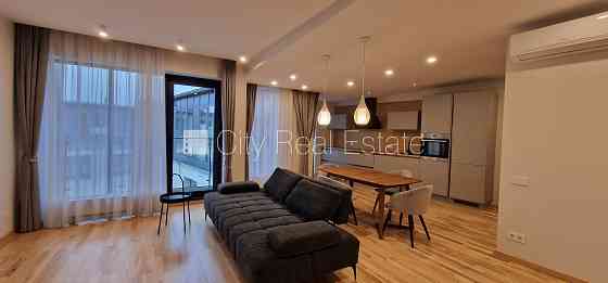 Здание во дворе, реновированный дом, благоустроенный озеленённый двор, Рига