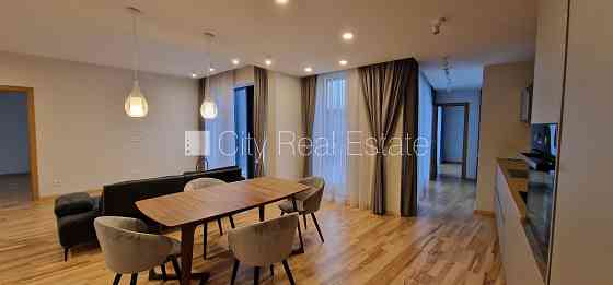 Здание во дворе, реновированный дом, благоустроенный озеленённый двор, Рига