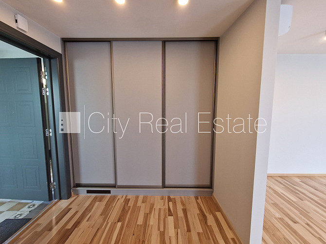 Здание во дворе, реновированный дом, благоустроенный озеленённый двор, Рига - изображение 13