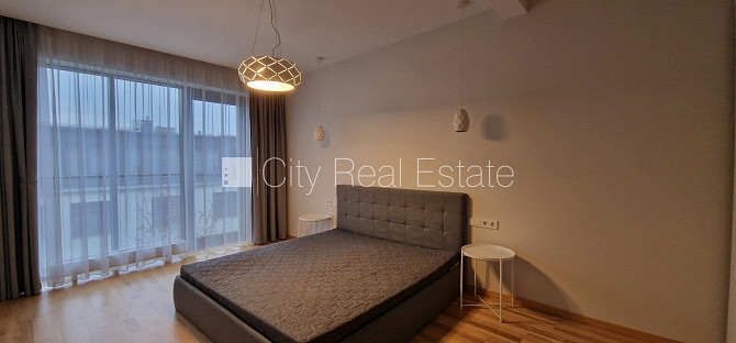 Здание во дворе, реновированный дом, благоустроенный озеленённый двор, Рига - изображение 10