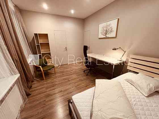 Фасадный дом, реновированный дом, въездные ворота оснащены автоматической Рига