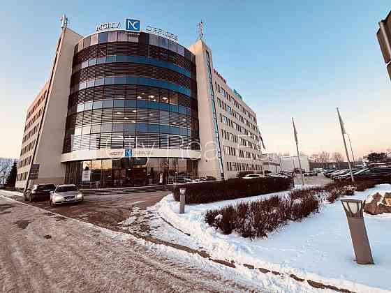 Благоустроенная озеленённая территория, подъездная дорога покрыта брущаткoй, Rīga