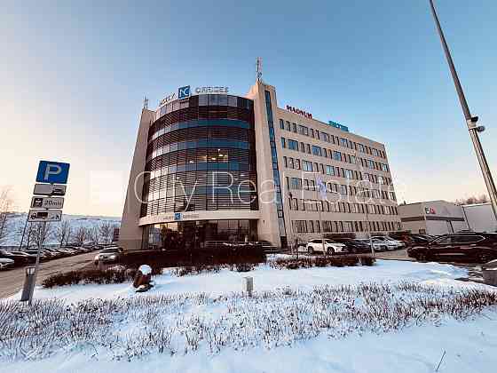 Благоустроенная озеленённая территория, подъездная дорога покрыта брущаткoй, Rīga